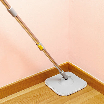 Selbstreinigender Drehmopp Selimop mit zweiteiligem Eimer von InnovaGoods – Anwendungsansicht