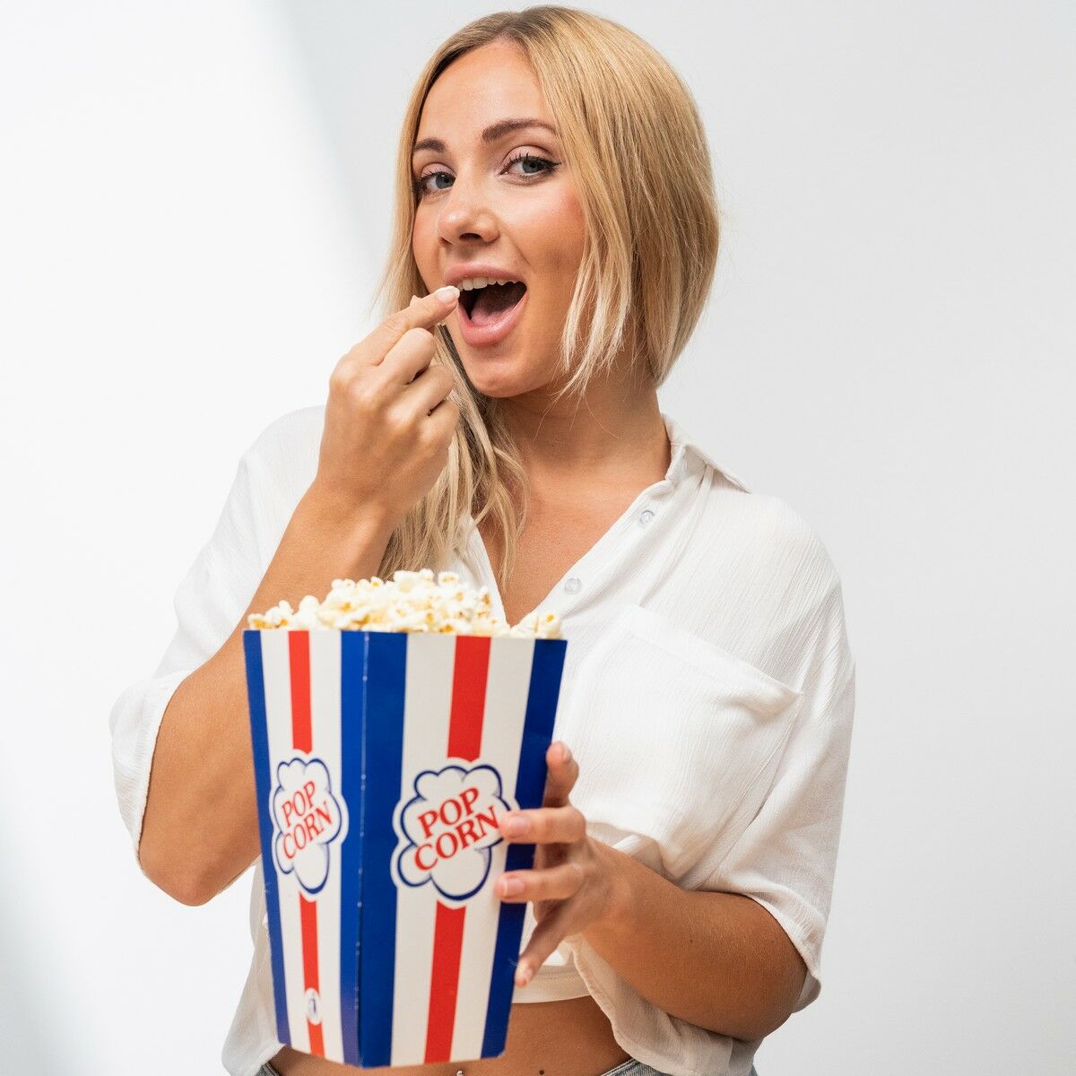 Heissluft-Popcornmaschine Popmar von InnovaGoods in Rot und Schwarz – Anwendungsansicht