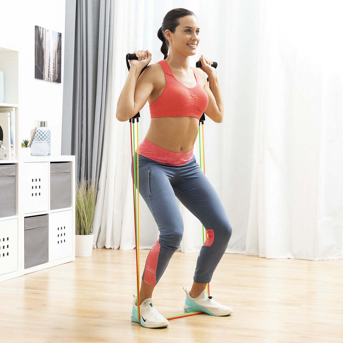 Klimmzugstation-Set mit Widerstandsbändern und Fitnesszubehör von InnovaGoods – Anwendungsansicht