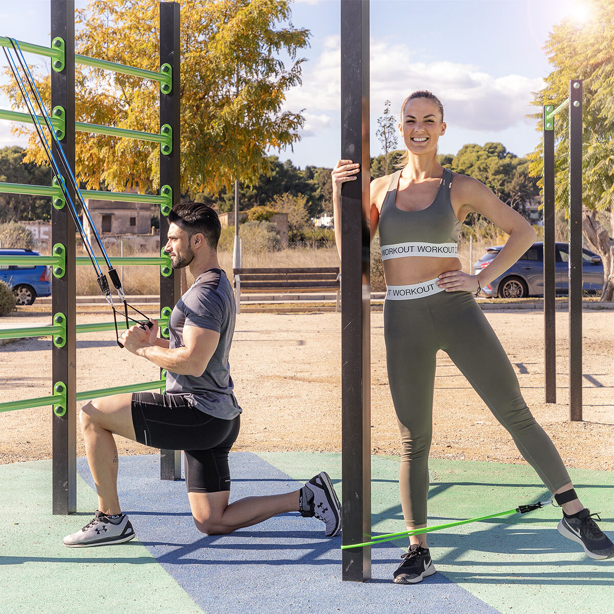 Klimmzugstation mit Widerstandsbändern und Fitnesszubehör von InnovaGoods – Rückansicht