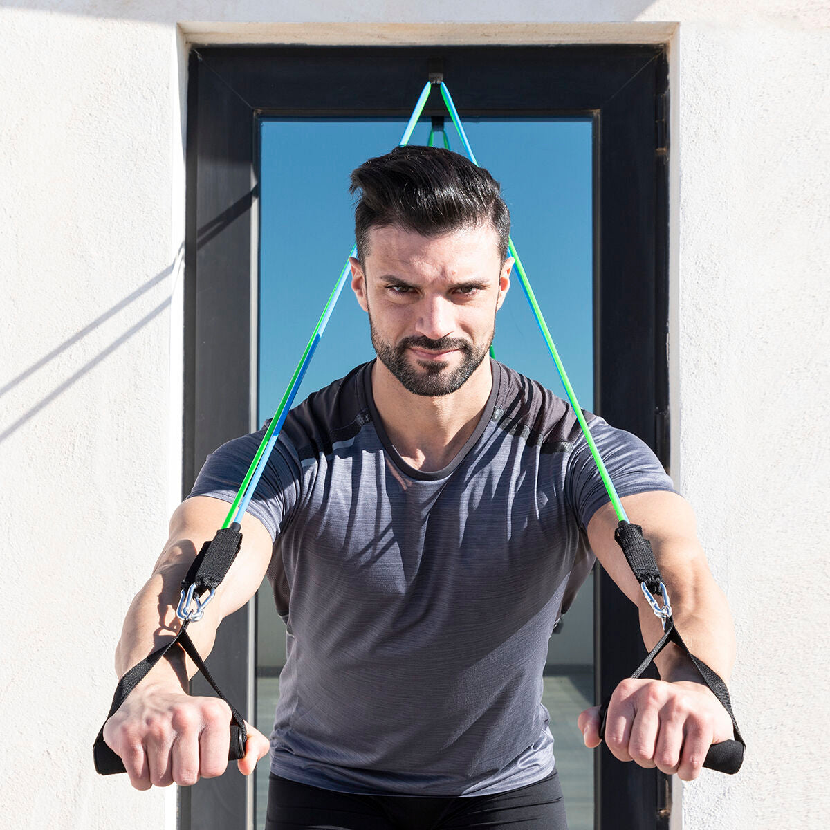 Klimmzugstation mit Widerstandsbändern und Fitnesszubehör von InnovaGoods – Seitenansicht