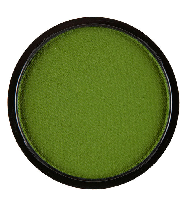 Metallisiertes Aqua Make-up in smaragdgrün auf Haut aufgetragen