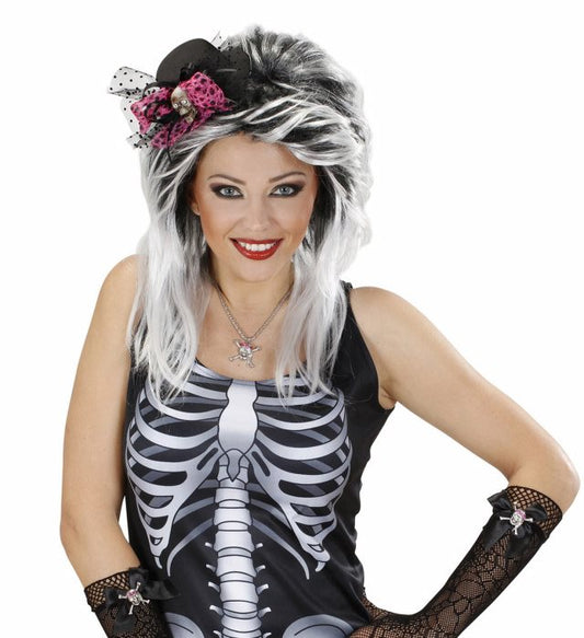 Mini-Zylinder mit Totenkopf und schwarzer Schleife als Halloween-Accessoire