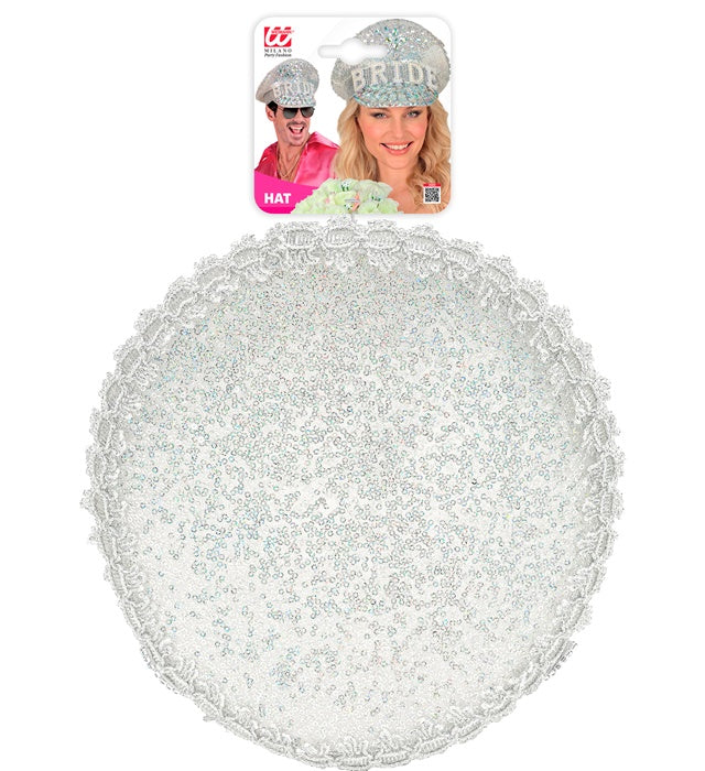 Festival Kappe Bride mit silbernen Glitzersteinen auf weißem Hintergrund