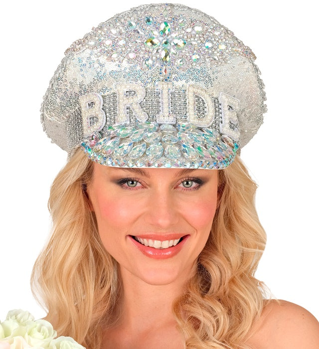 Festival Kappe Bride mit silbernen Glitzersteinen auf weißem Hintergrund