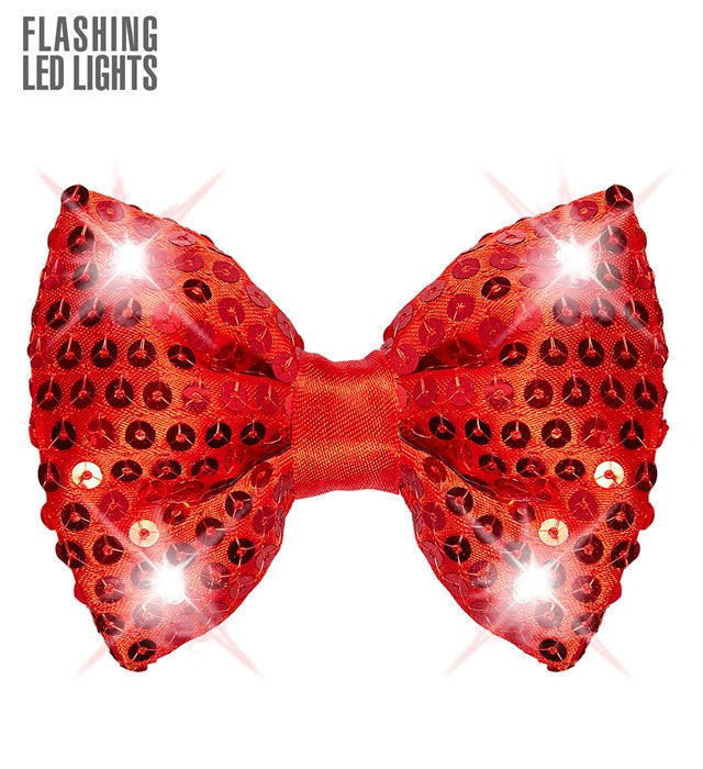 Rote Paillettenfliege mit vier leuchtenden LED-Lichtern auf schwarzem Hintergrund