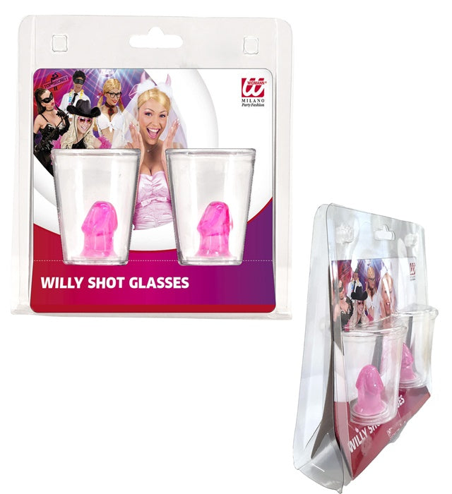 Set von zwei klaren Schnapsgläsern auf Holzuntergrund