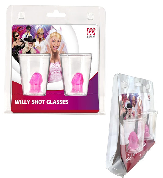 Set von zwei klaren Schnapsgläsern auf Holzuntergrund