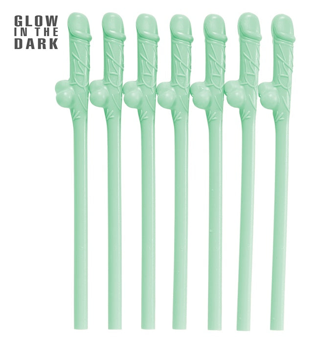 Set mit 6 leuchtenden Glow in the Dark Strohhalmen auf dunklem Hintergrund