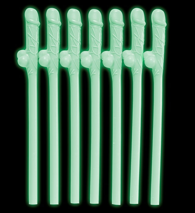 Set mit 6 leuchtenden Glow in the Dark Strohhalmen auf dunklem Hintergrund