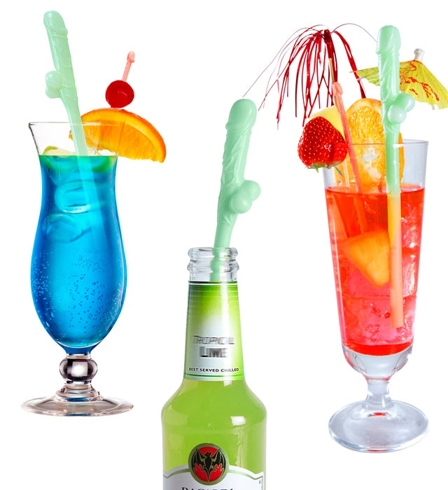 Set mit 6 leuchtenden Glow in the Dark Strohhalmen auf dunklem Hintergrund