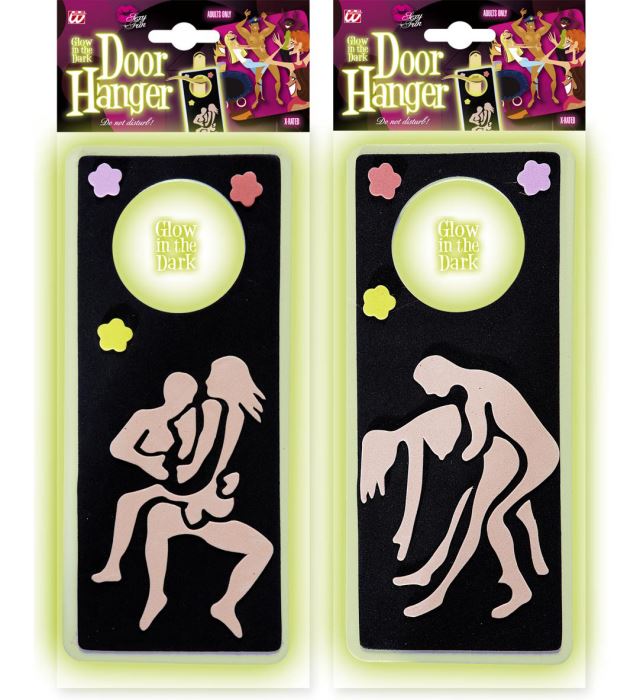 Glow in the Dark Türschild leuchtend an einer Tür bei Fasnacht Deko