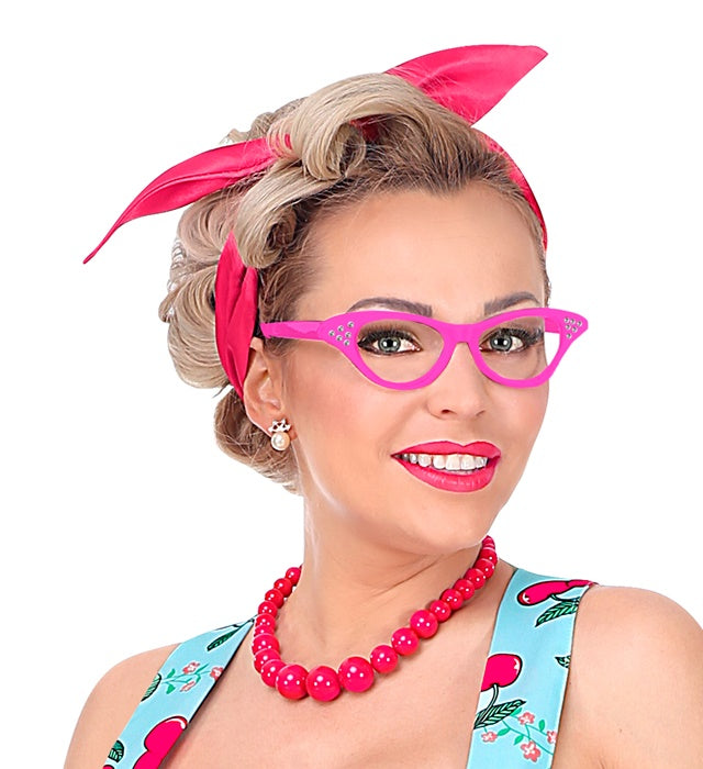 Pinkfarbene 50er Jahre Brille mit funkelnden Strasssteinen auf weißem Hintergrund
