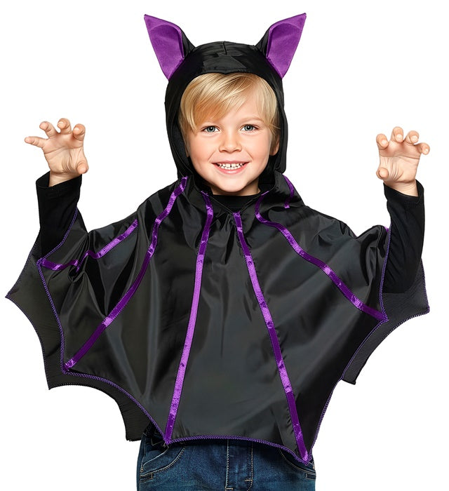 Fledermaus-Umhang mit Kapuze in schwarz auf weißem Hintergrund