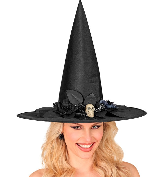 Schwarzer Hexenhut mit Totenkopf, Schleifen und Blumen als Halloween-Deko