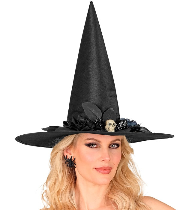Schwarzer Hexenhut mit Totenkopf, Schleifen und Blumen als Halloween-Deko