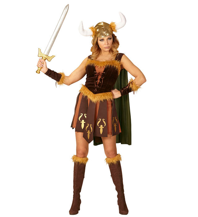 Wikingerin Kostüm mit Kleid, Umhang, Armstulpen und Helm auf weißem Hintergrund