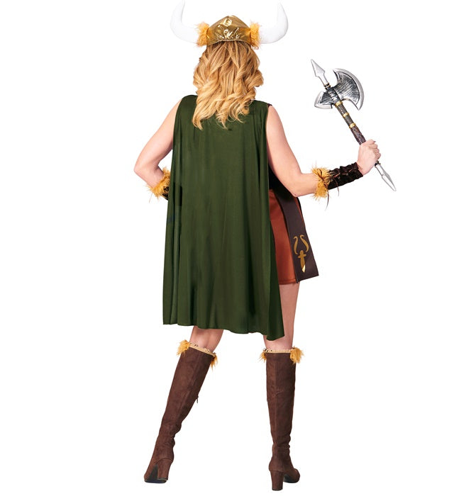 Wikingerin Kostüm mit Kleid, Umhang, Armstulpen und Helm auf weißem Hintergrund
