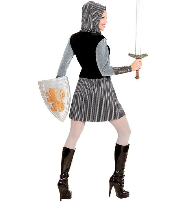 Ritter-Kostüm mit Kapuzenumhang und Armbändern auf weißem Hintergrund