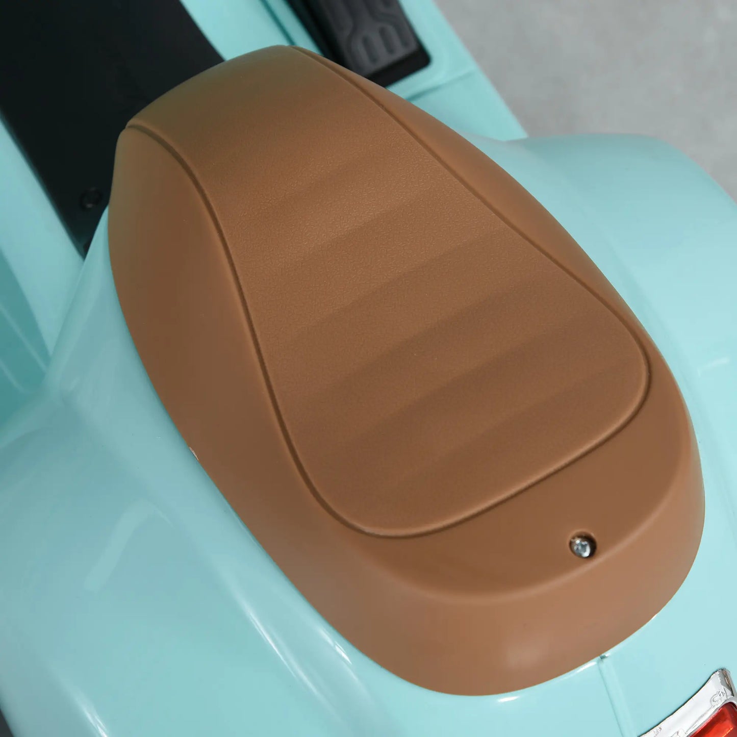 Grünes Vespa Elektromotorrad für Kleinkinder mit LED-Scheinwerfern und abnehmbaren Stützrädern.