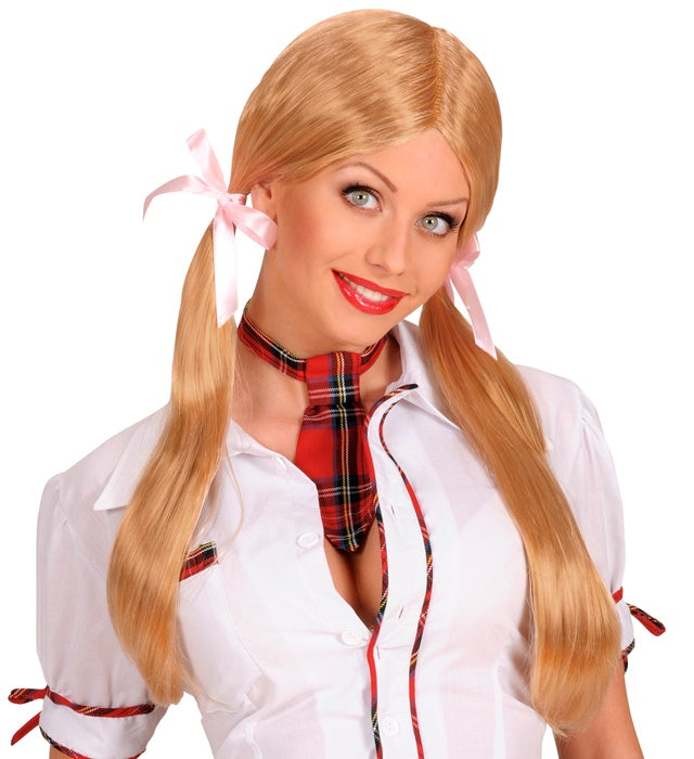 Blonde Schulmädchen-Perücke auf weissem Hintergrund