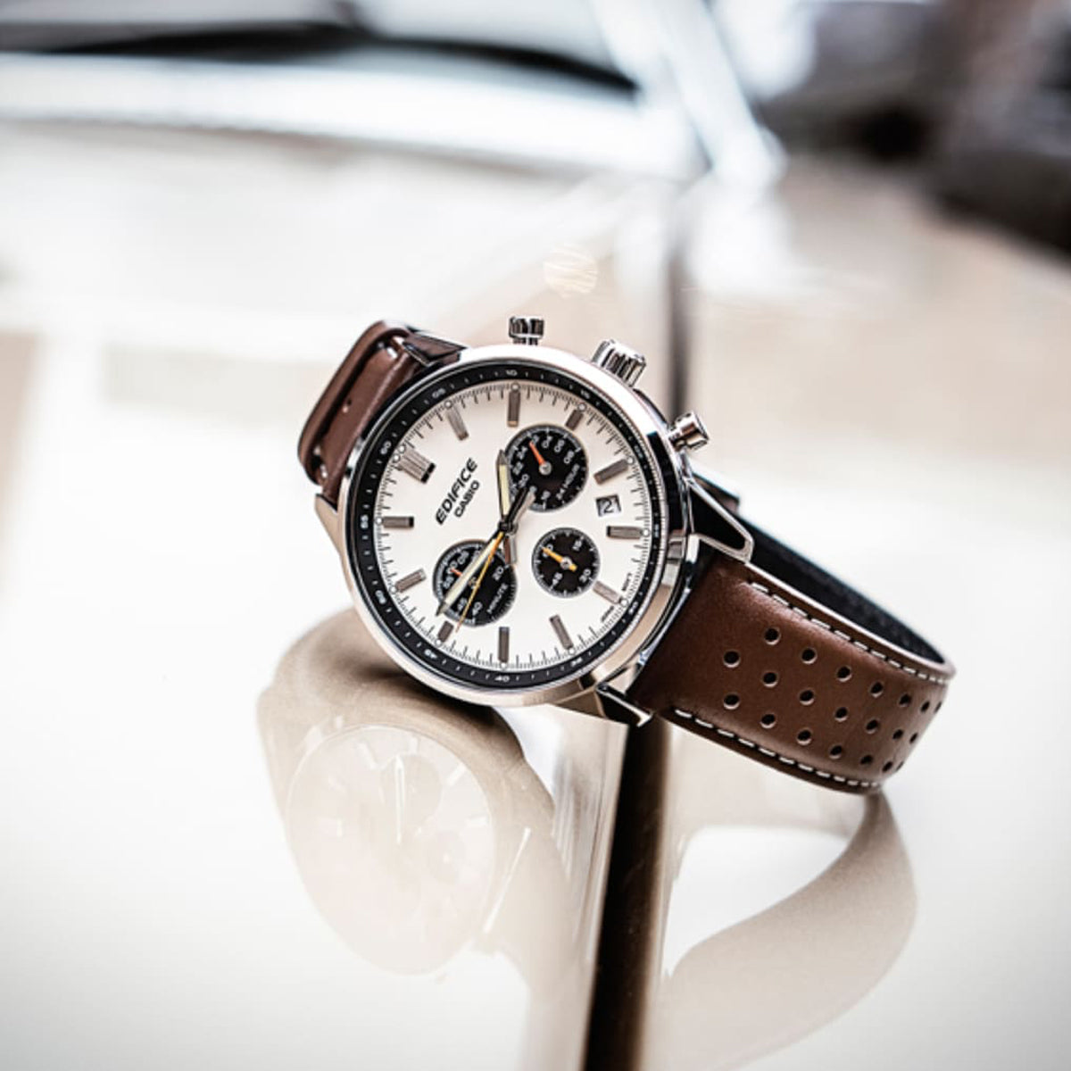 CASIO Edifice Standard Chronograph EFR-575L-7AEF mit champagnerfarbenem Zifferblatt und Lederarmband – Detailansicht