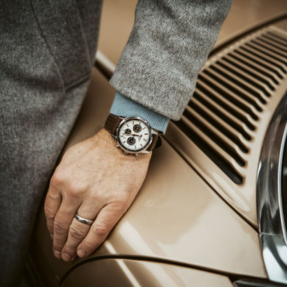CASIO Edifice Standard Chronograph EFR-575L-7AEF mit champagnerfarbenem Zifferblatt und Lederarmband – Seitenansicht