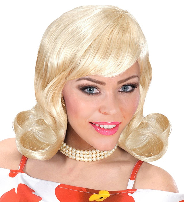 Blonde 60er Jahre Perücke im Retro-Stil auf weißem Hintergrund