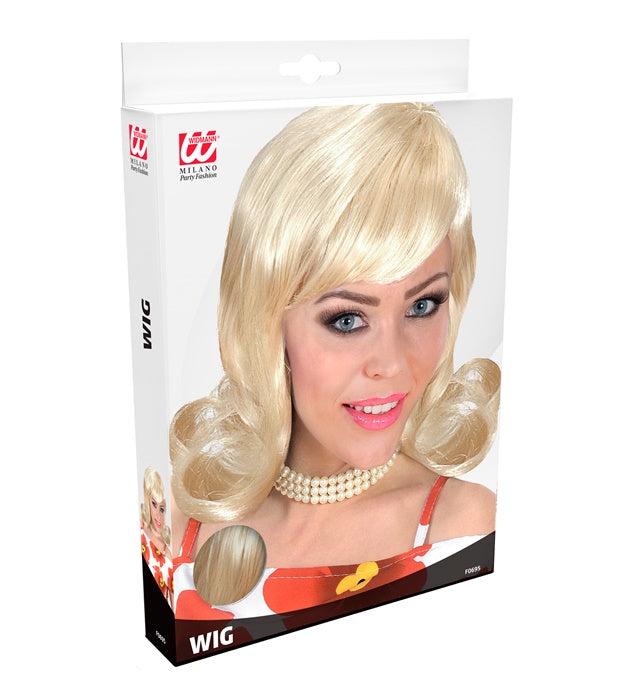 Blonde 60er Jahre Perücke im Retro-Stil auf weißem Hintergrund