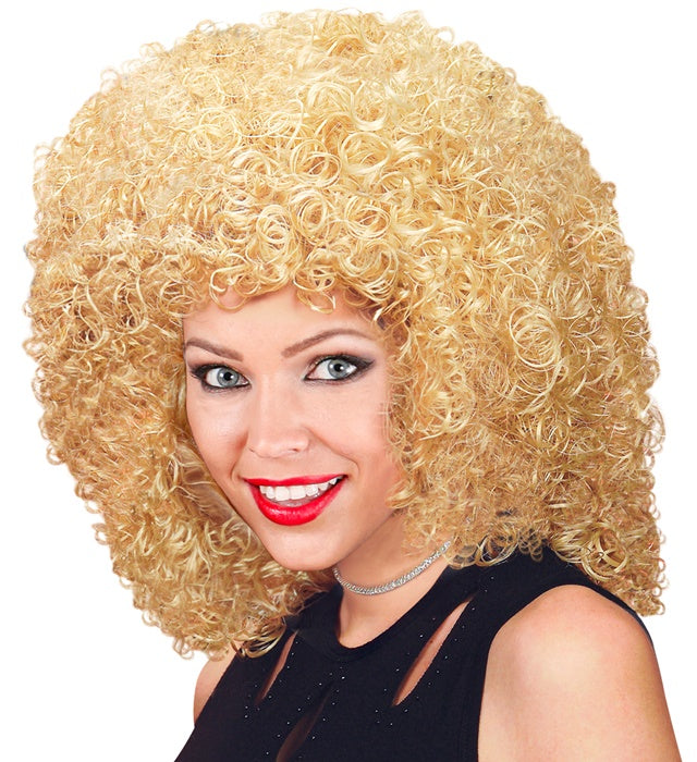 Blonde Perücke Gabrielle in natürlichem Look auf hellem Hintergrund