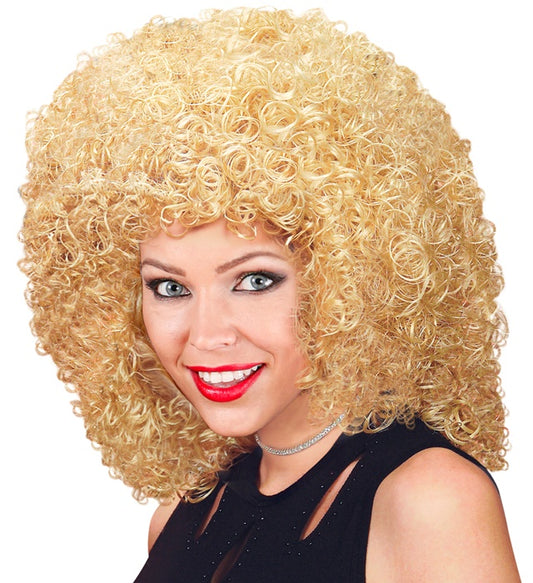 Blonde Perücke Gabrielle in natürlichem Look auf hellem Hintergrund