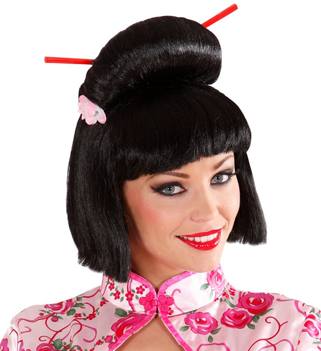 Geisha-Perücke mit Blumen und Stäbchen in Box für Fasnacht