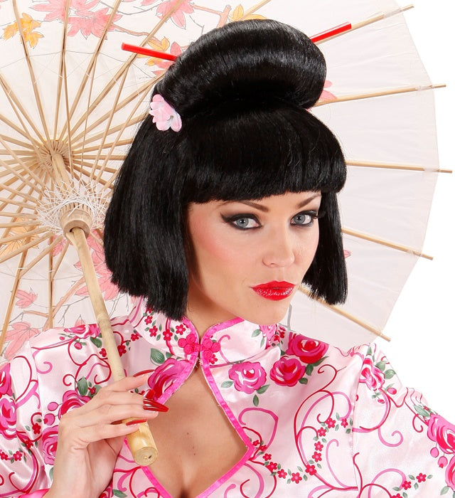 Geisha-Perücke mit Blumen und Stäbchen in Box für Fasnacht