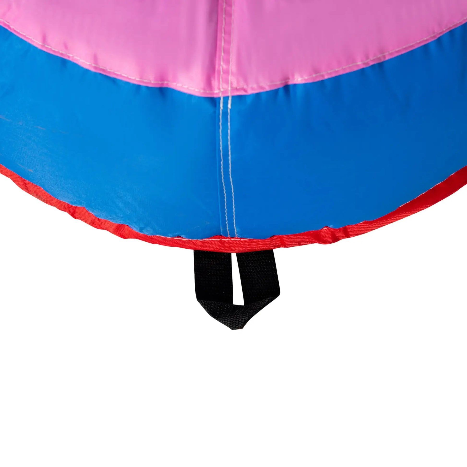 Bunte aufblasbare Hüpfburg mit Rutsche, Wasserbecken und Kletterwand im Garten