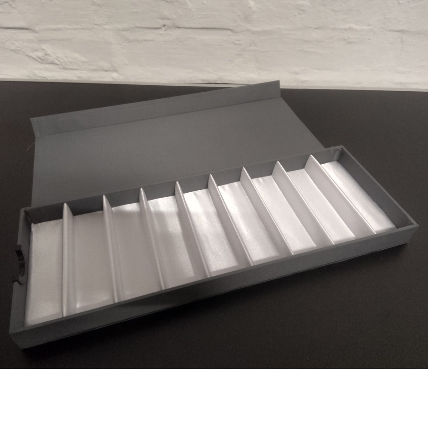 PoS MATERIAL Light Grey Tray Unisex Armbanduhr Grau ohne Logo – Detailansicht