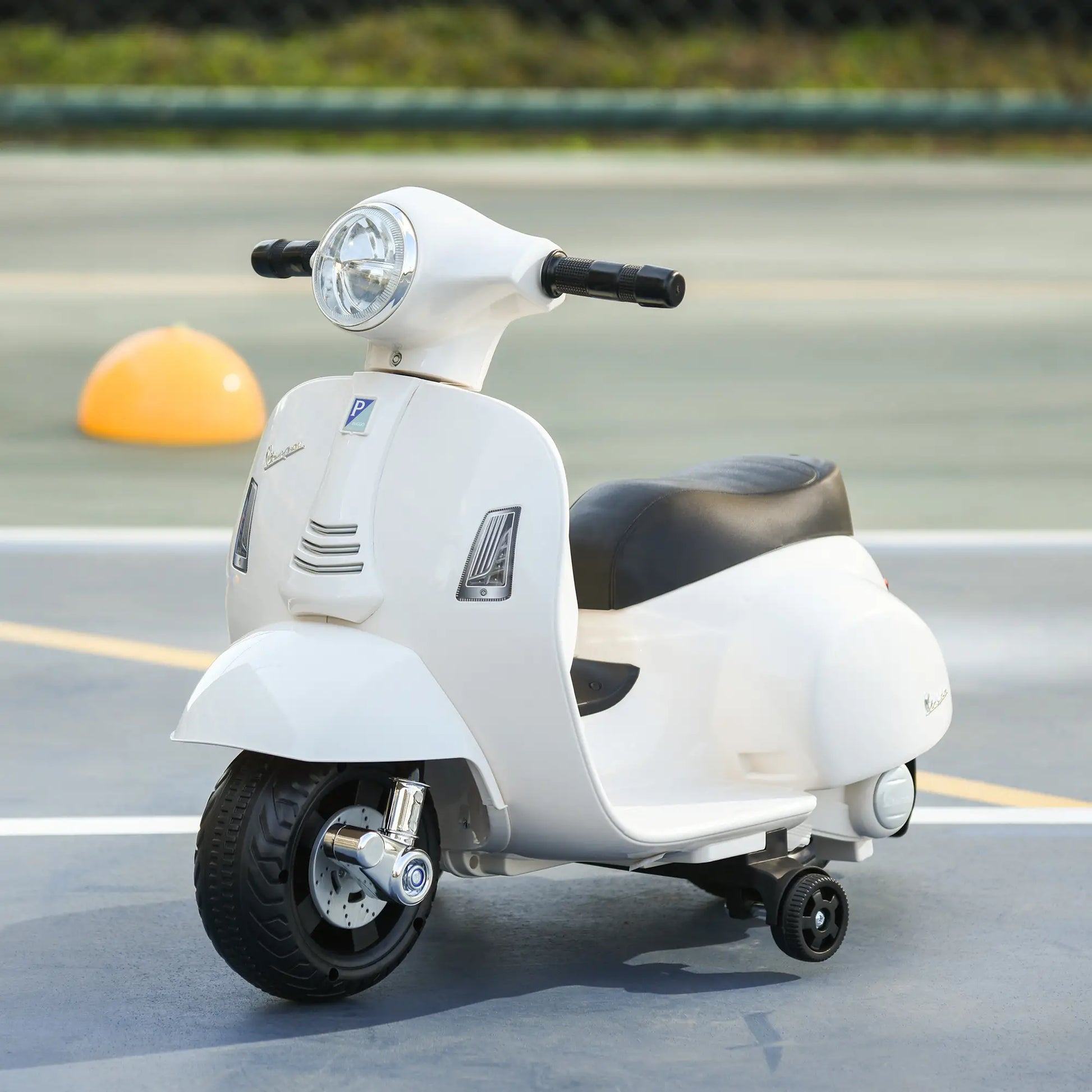 Weißes HOMCOM Vespa Elektro-Kinderfahrzeug mit LED-Licht und Stützrädern für 3-6 Jahre.