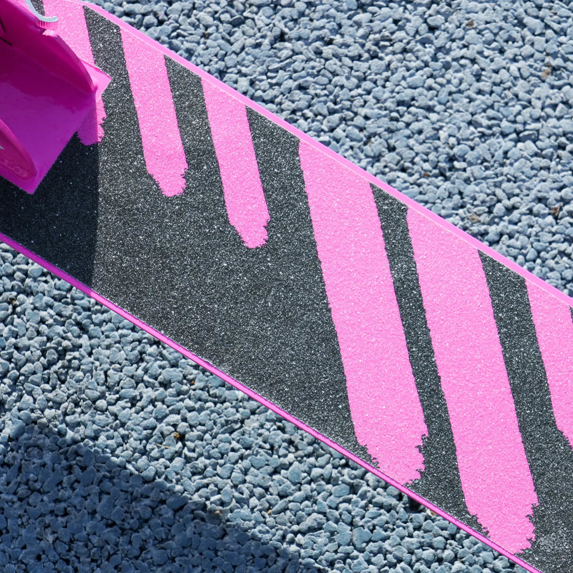 Rosa Kinderroller mit faltbarem Metallrahmen und doppelten Bremsen, ideal für Kinder ab 3 Jahren.