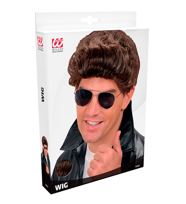 Braune Greaser-Perücke im 50er-Jahre Stil auf neutralem Hintergrund
