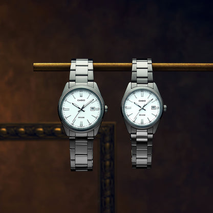 CASIO COLLECTION & VINTAGE CASIO COLLECTION UNISEX DATE weisse Armbanduhr mit Datumsanzeige – Seitenansicht