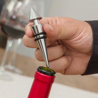InnovaGoods 5-teiliges Wein-Zubehörset in Flaschenoptik mit Korkenzieher und Weinaccessoires – Anwendungsansicht