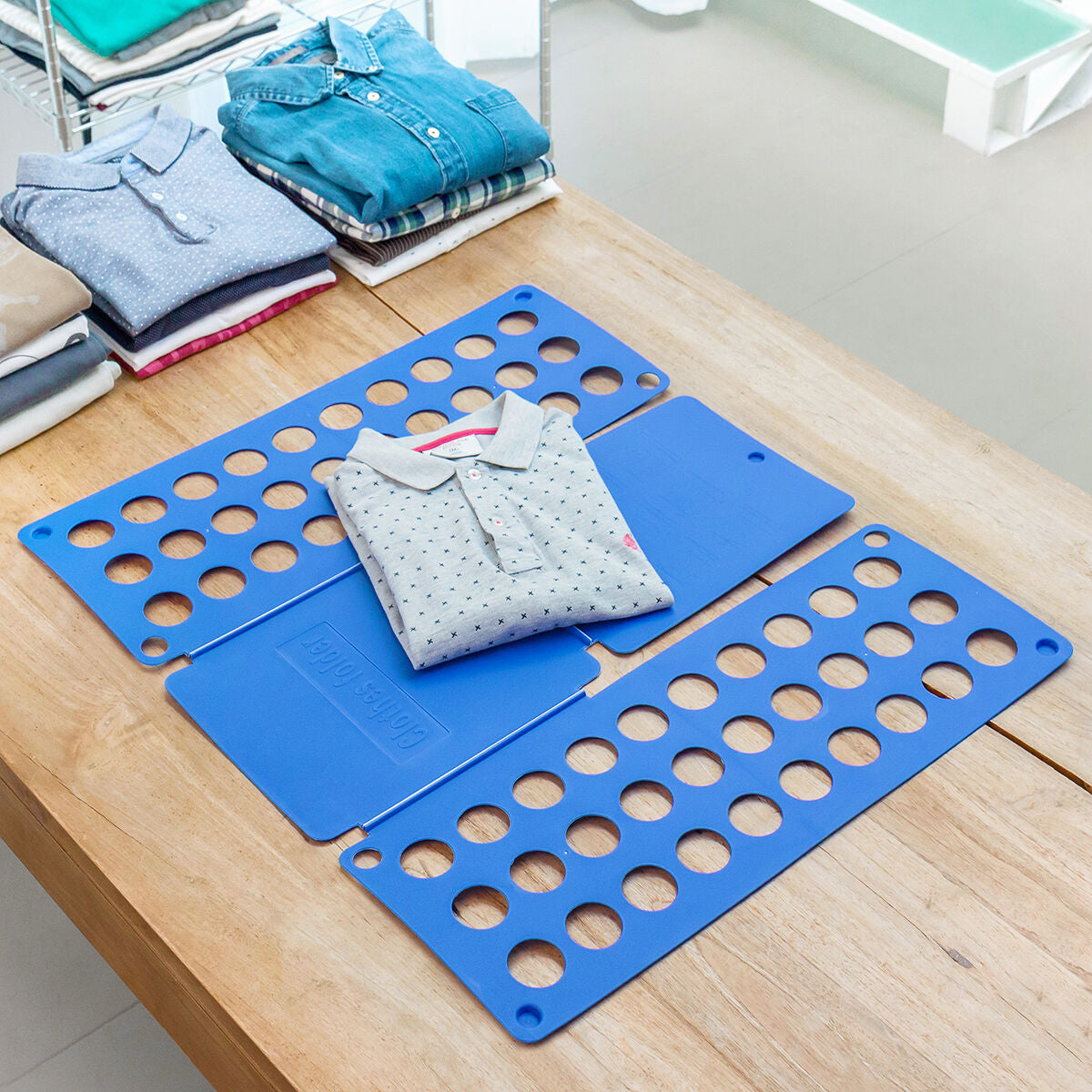 Blaues Wäschefaltbrett InnovaGoods zum Falten von Kleidung – Produktansicht