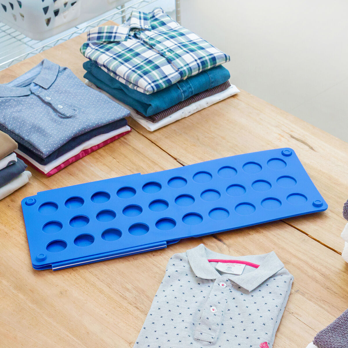 Blaues Wäschefaltbrett InnovaGoods zum Falten von Kleidung – Anwendungsansicht