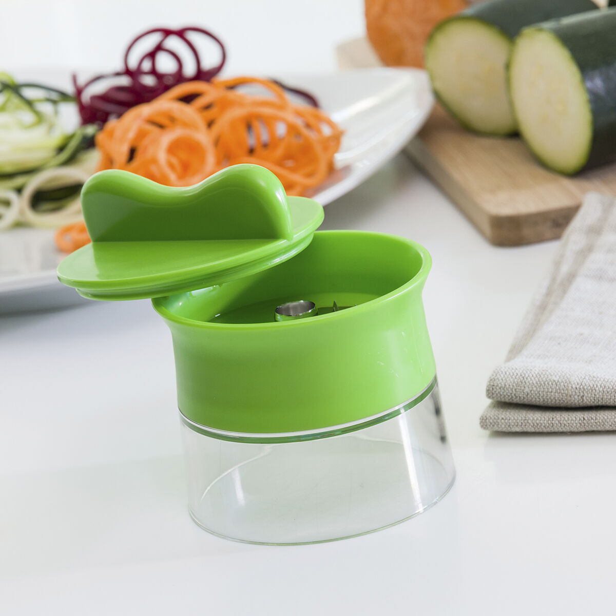 Spiralschneider Spiru von InnovaGoods für Gemüsespaghetti – Anwendungsansicht