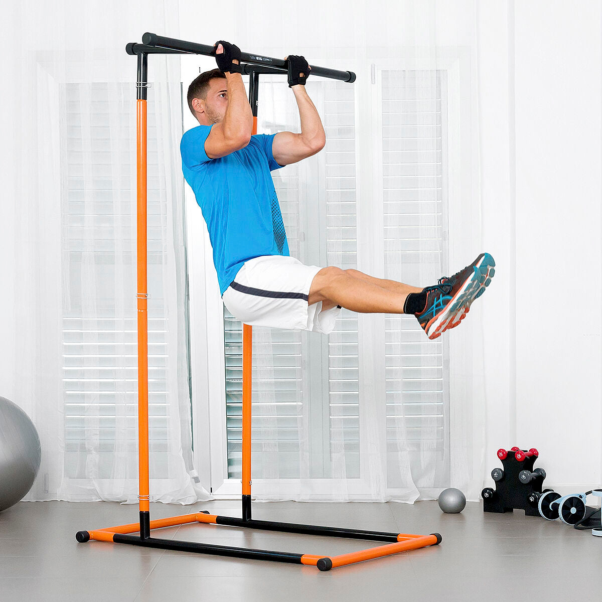 Klimmzug- und Fitnessstation von InnovaGoods in Schwarz und Orange – Produktansicht