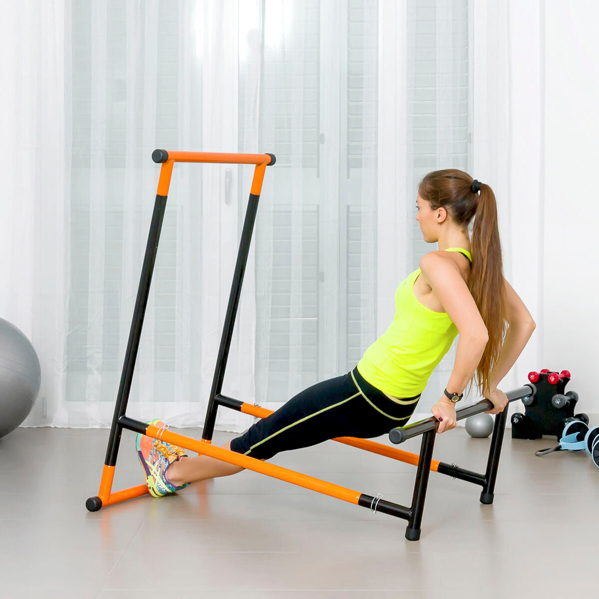 Klimmzug- und Fitnessstation von InnovaGoods in Schwarz und Orange – Anwendungsansicht