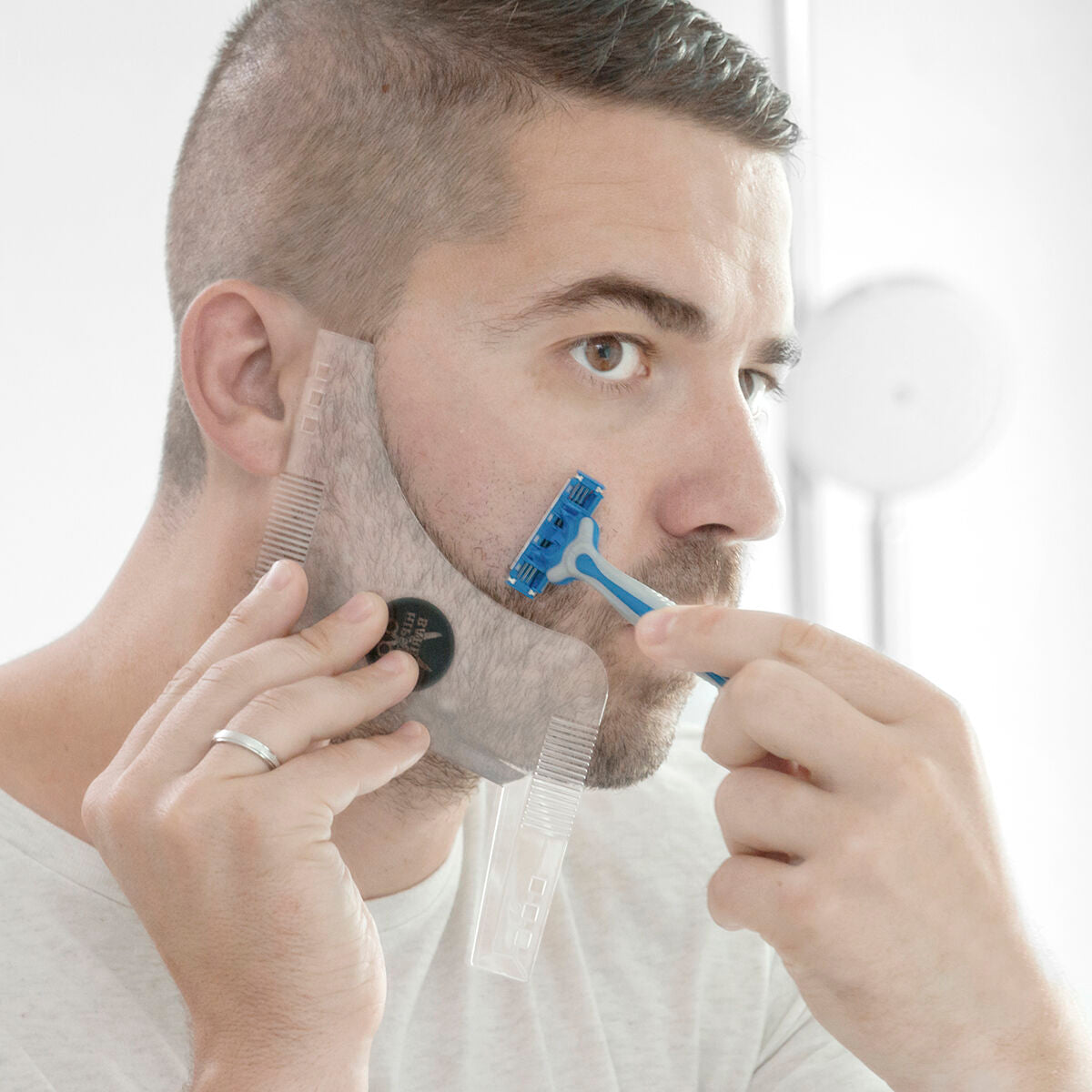 Hipster Barber Bartschablone von InnovaGoods aus transparentem Polycarbonat – Produktansicht