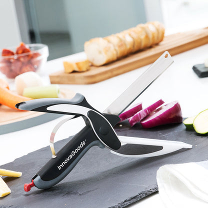 Scherenmesser Scible InnovaGoods mit integriertem Mini-Schneidebrett – Anwendungsansicht