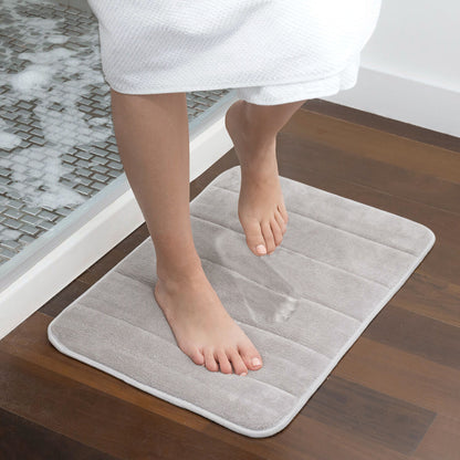 Viskoelastische Badematte Puffeet von InnovaGoods in Grau und Weiss – Produktansicht