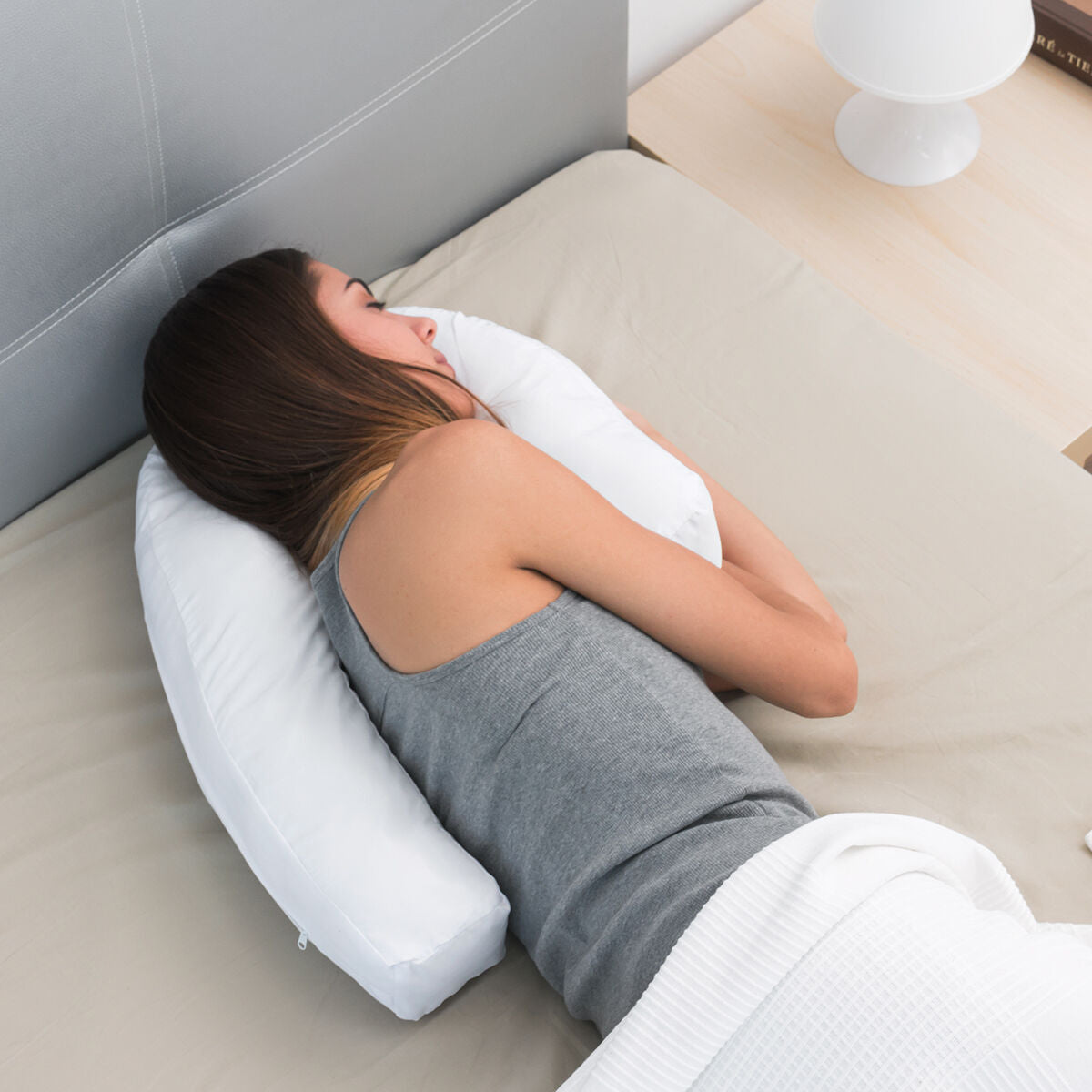 Ergonomisches U-förmiges Seitenschläferkissen Slupill InnovaGoods in Weiss – Anwendungsansicht
