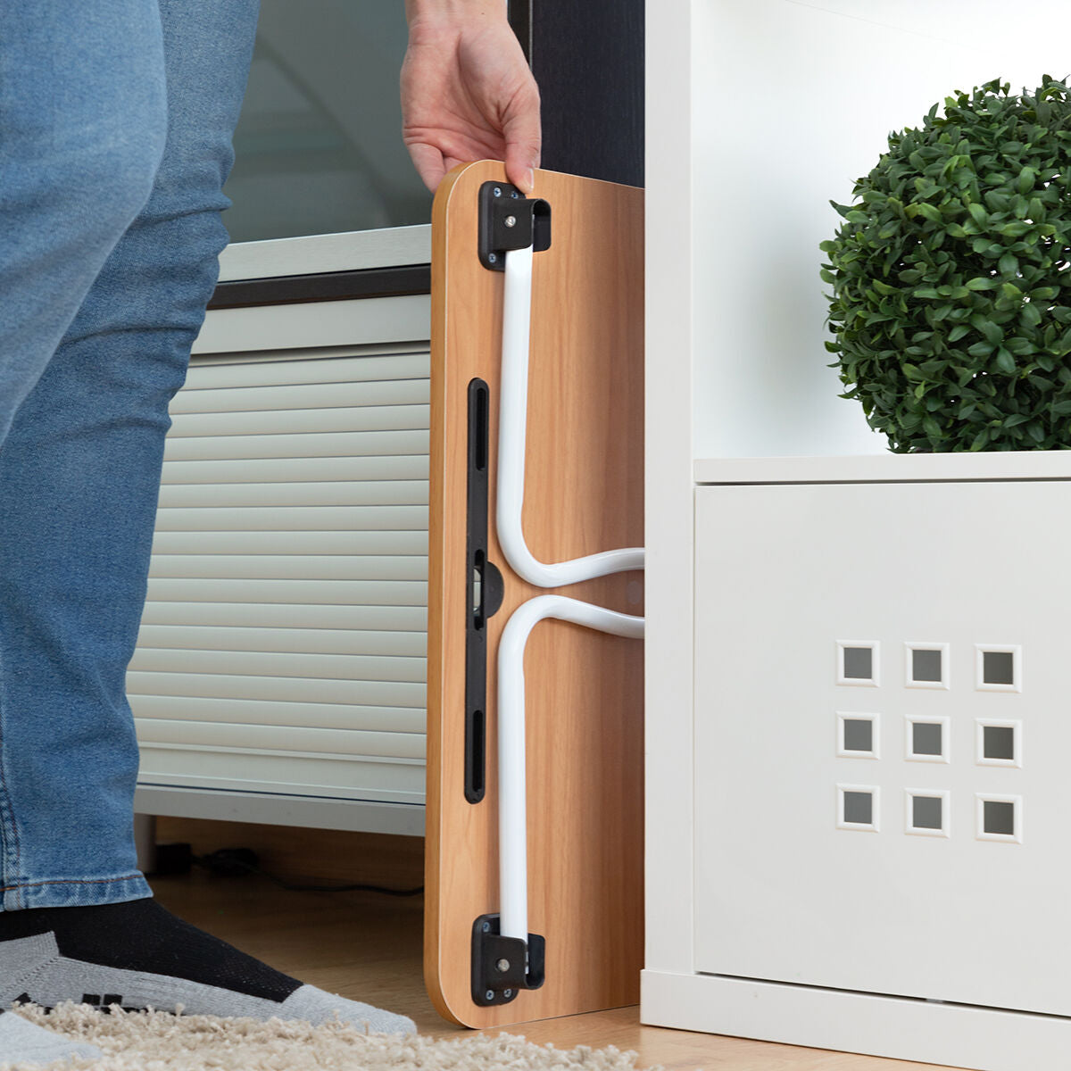 Mehrzweck-Klapptisch Muvisk von InnovaGoods in Braun und Weiss – Anwendungsansicht